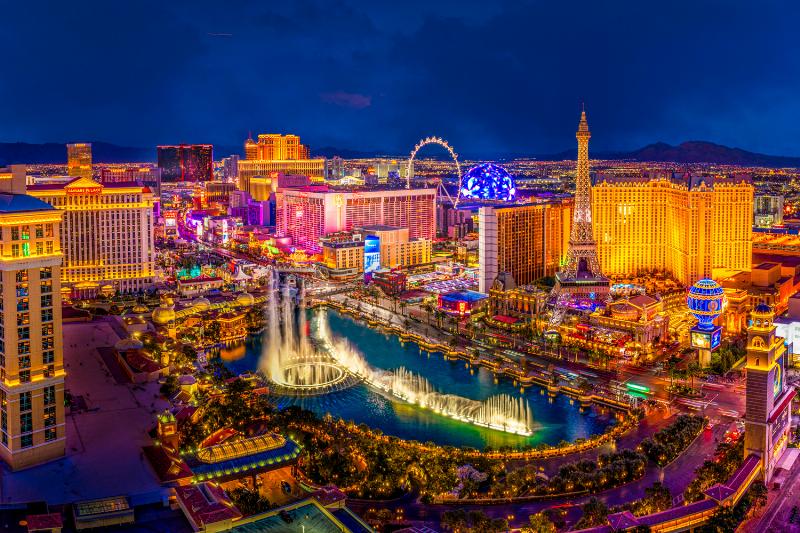 Une **statue fantasy** majestueuse exposée dans une galerie d'art parisienne, attirant l'attention des visiteurs et mettant en valeur l'interaction avec l'espace.