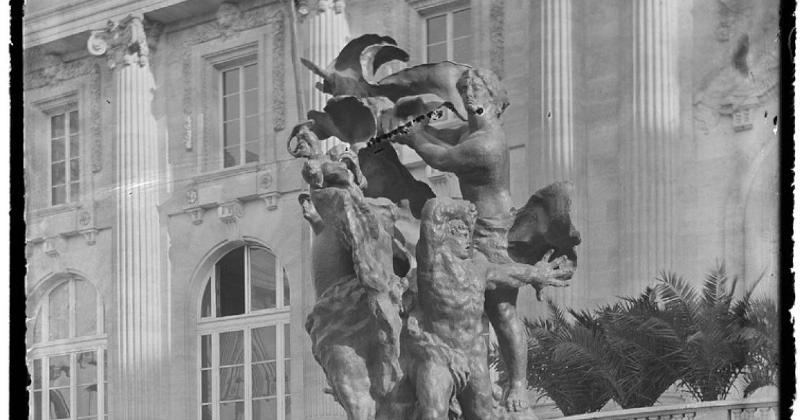 Exposition de statues têtes de mort dans une galerie d'art à Paris