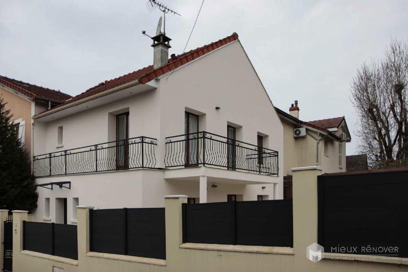 Façade de maison protégée contre les intempéries grâce à la peinture acrylique