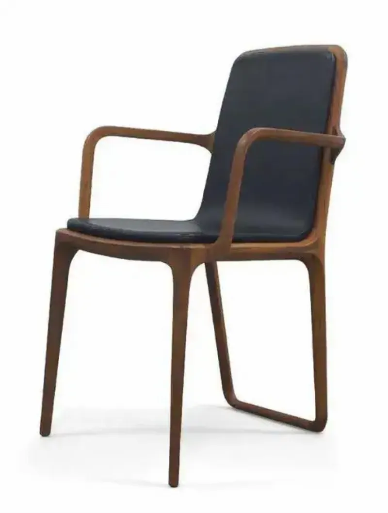 Un salon français sophistiqué avec un fauteuil Le Corbusier, des œuvres d'art et des éléments de décoration raffinés