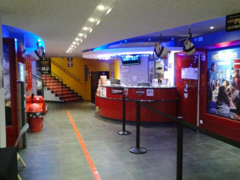 Groupe d'amis gothiques discutant et riant lors d'un festival en France 2024