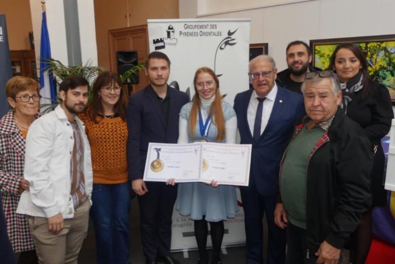 Florence Thomassin sculptant une figure humaine en argile dans son atelier, lumière naturelle