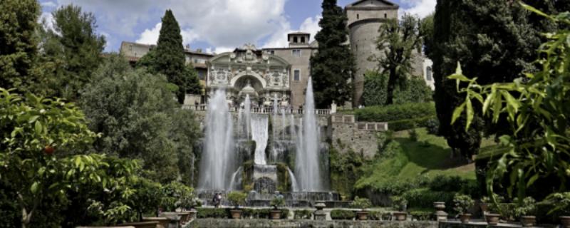 Fontainiers du Château de Versailles ajustant les vannes des fontaines