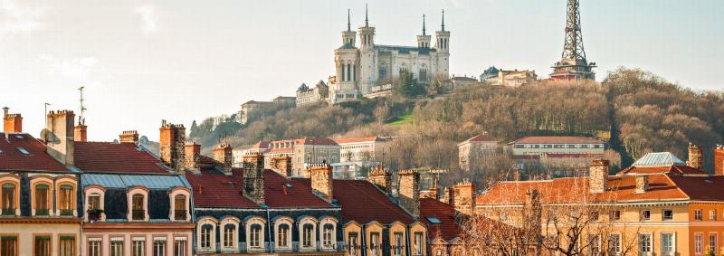 Une immense fresque murale légale à Lyon, célébrant la diversité culturelle et l'histoire de la ville.