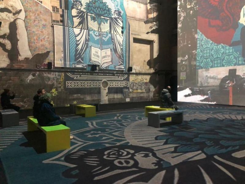 Le futur de l'art urbain en France, avec des innovations technologiques dans un centre d'art urbain.