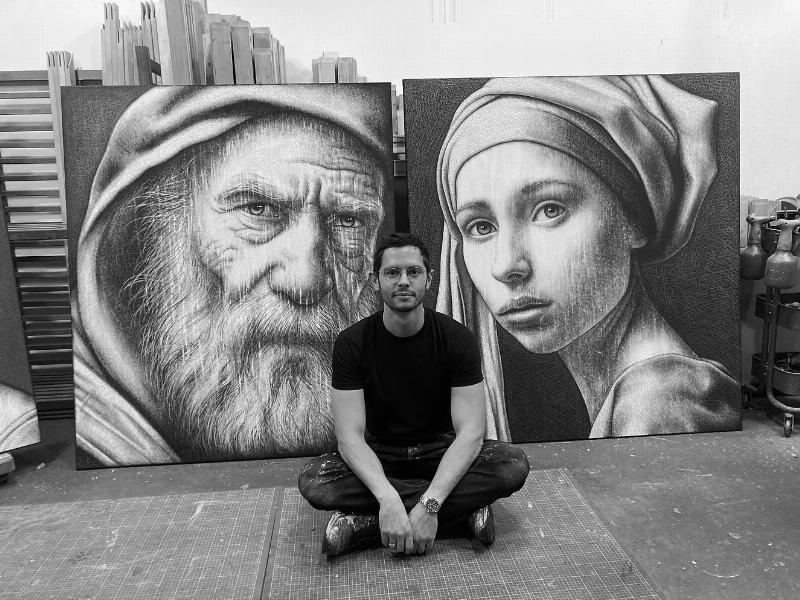 Galerie présentant une Hadida sculpture abstraite en bois et verre, explorant les contrastes de matière et transparence.