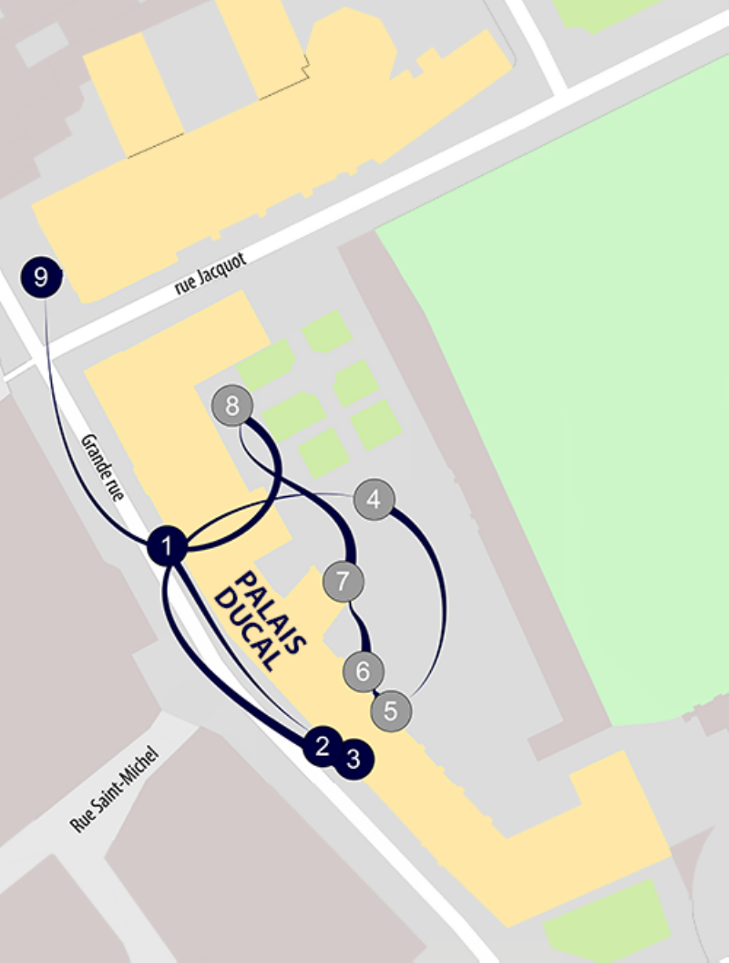 Gargouille statue ornant la façade d'une cathédrale gothique française, détail architectural