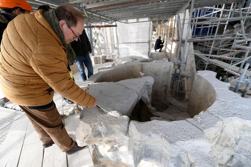 Gargouilles de Notre-Dame de Paris en cours de restauration, échafaudages, travail minutieux du patrimoine