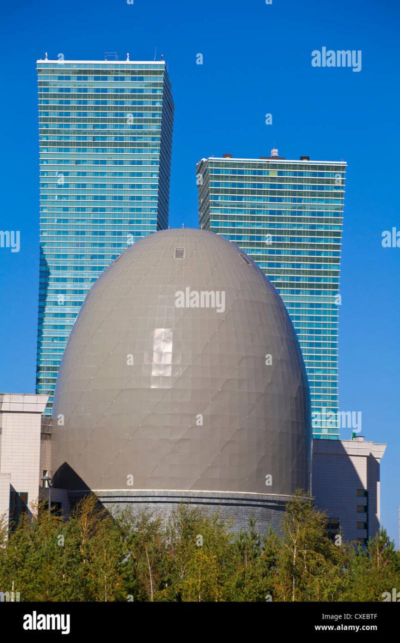 Le Gherkin (30 St Mary Axe) à Londres, un exemple emblématique de design durable et de l'architecture moderne britannique, avec sa forme distinctive et sa façade en verre.