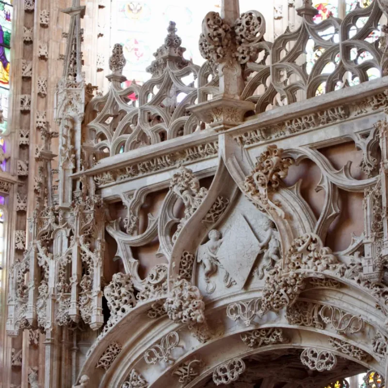 Dentelle de pierre complexe d'une façade gothique flamboyante en France