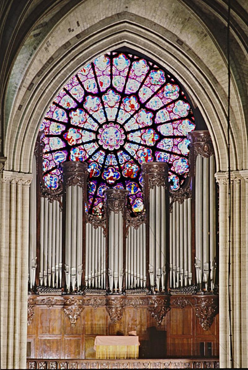 Vue détaillée des tuyaux et mécanismes du grand orgue de Notre-Dame de Paris