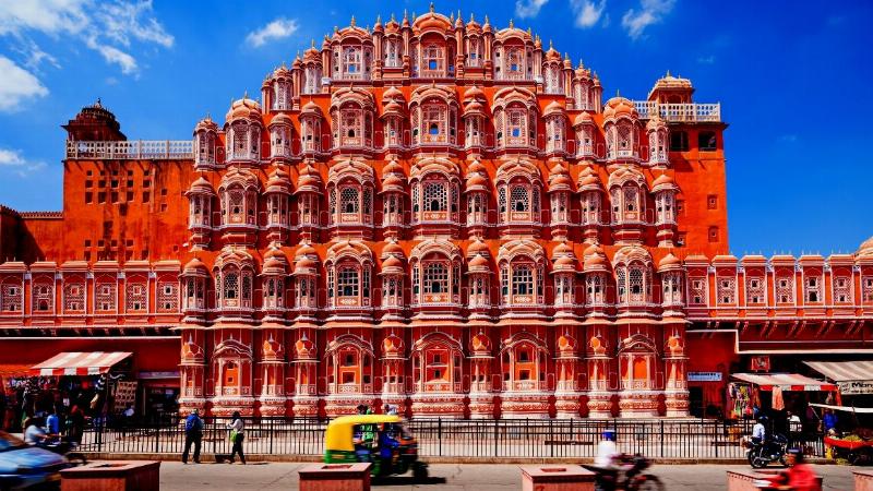Le Hawa Mahal, façade emblématique, exemple d'architecture très venteuse à Jaipur, Inde.