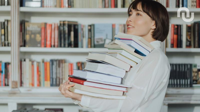 Hervé Le Tellier et son livre L'Anomalie, prix Goncourt, symbole de succès littéraire et innovation narrative