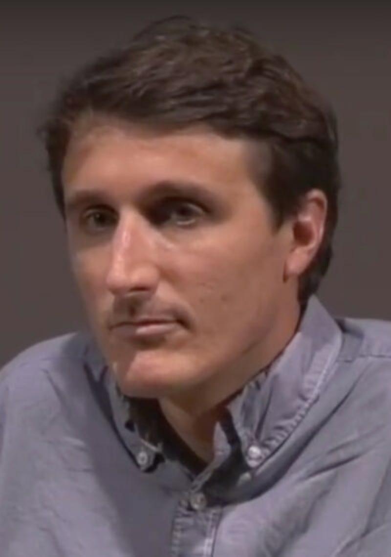 Hervé Le Tellier Prix Goncourt, écrivain oulipien, célébrant sa victoire