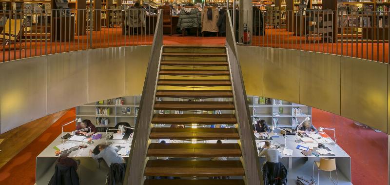 Intérieur d'une bibliothèque parisienne avec des sections de littérature contemporaine
