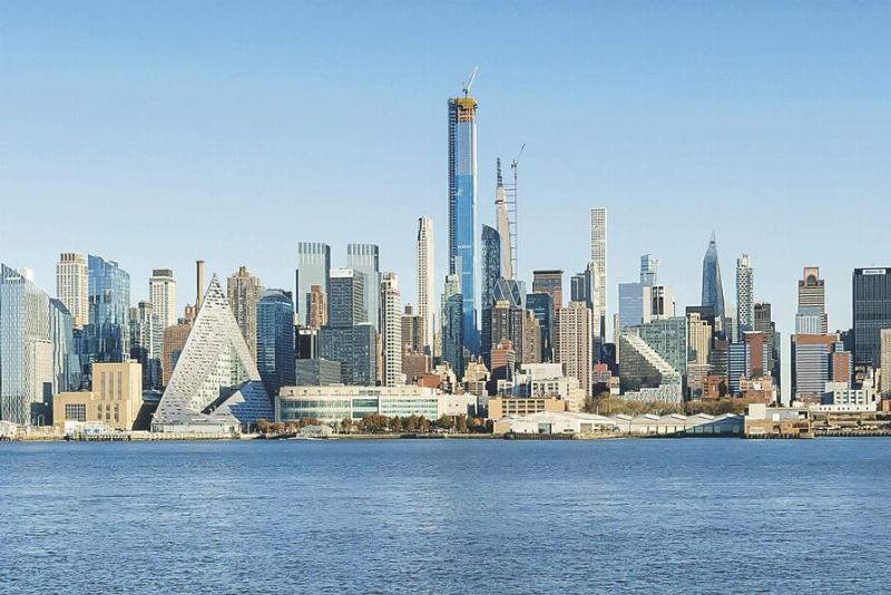 Un gratte-ciel moderne à Hong Kong avec un élément de design Feng Shui visible