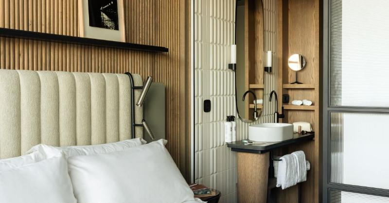 Un hôtel d'architecture moderne française parfaitement intégré dans un paysage naturel