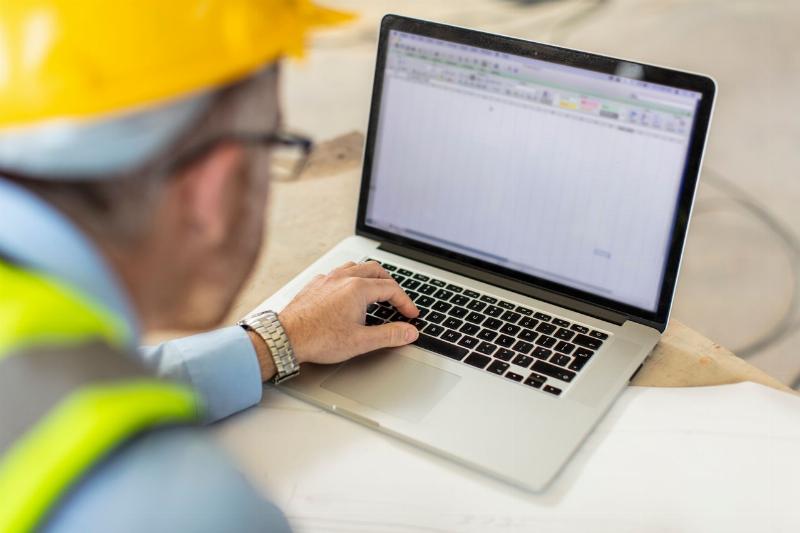 Une ingénieure française développe l'architecture AUTOSAR sur un ordinateur portable