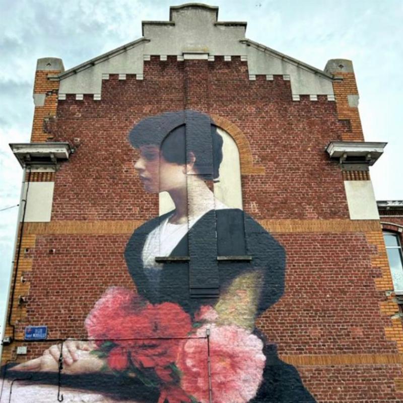 Innovation dans l'art urbain français contemporain, avec des artistes travaillant sur des murs monumentaux dans un centre d'art urbain.