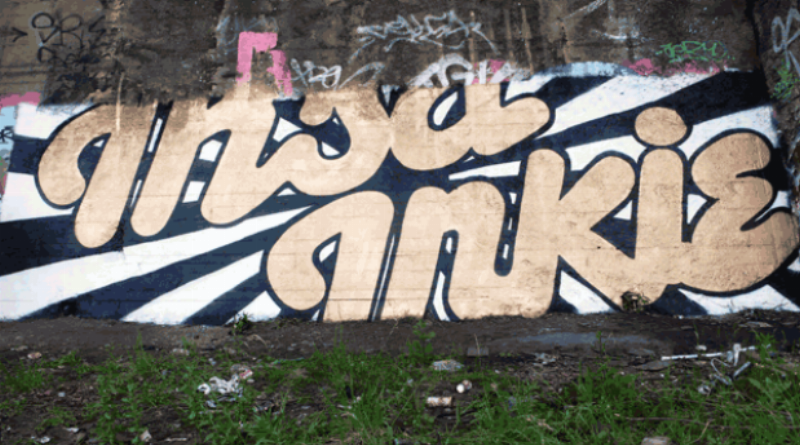 Installation lumineuse futuriste dans une galerie d'art urbain