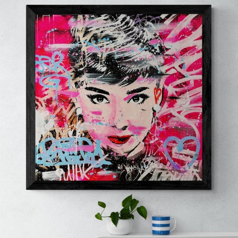 Une installation sculpturale rouge audacieuse et moderne dans un environnement urbain, invitant à la réflexion