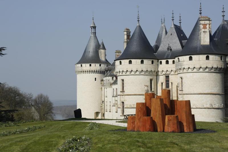 Installation de sculptures bois modernes dans une galerie d'art