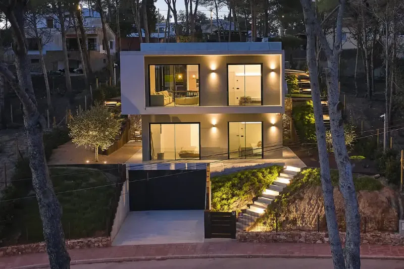 Intégration harmonieuse de l'architecture moderne minimaliste dans un paysage rural français