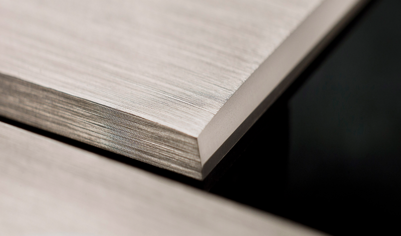 Intégration élégante de la peinture effet laiton vieilli dans un intérieur de style français