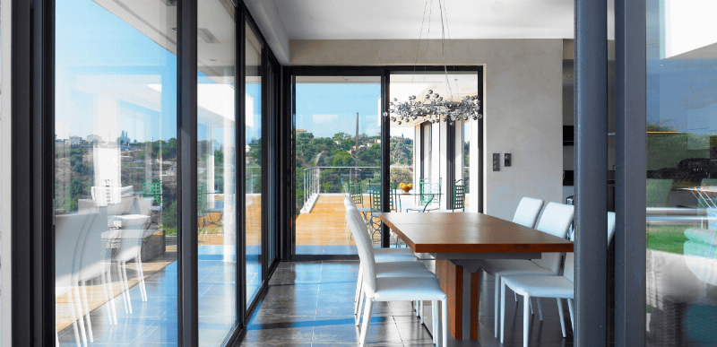 Intérieur architecture moderne d'un salon français épuré avec grande baie vitrée et lumière naturelle