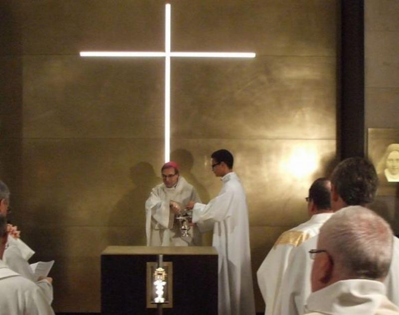 Intérieur de la Basilique Notre-Dame-des-Victoires pendant une messe solennelle avec les fidèles et l'autel
