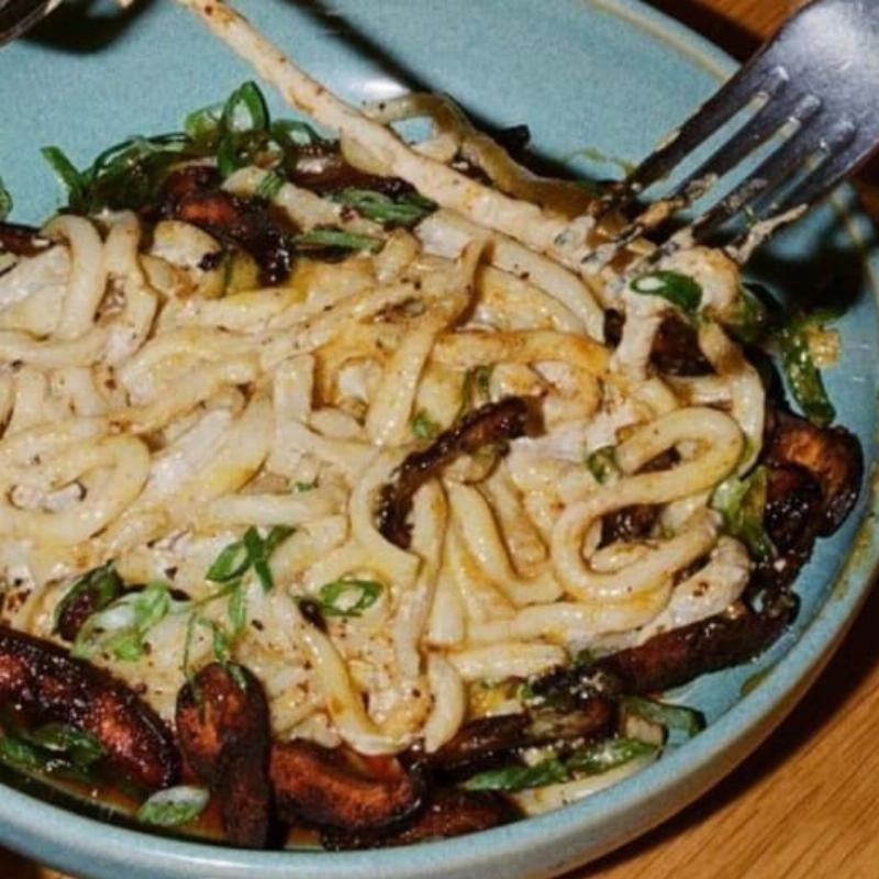 Intérieur chaleureux et lumineux du restaurant Cali Sisters à Paris, idéal pour un déjeuner ou un dîner