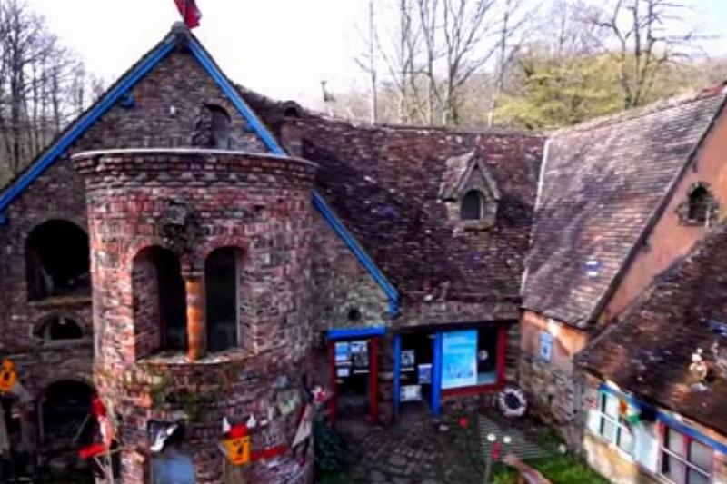 Détails sculpturaux intérieurs de la création de Jacques Lucas, un univers d'art brut en France