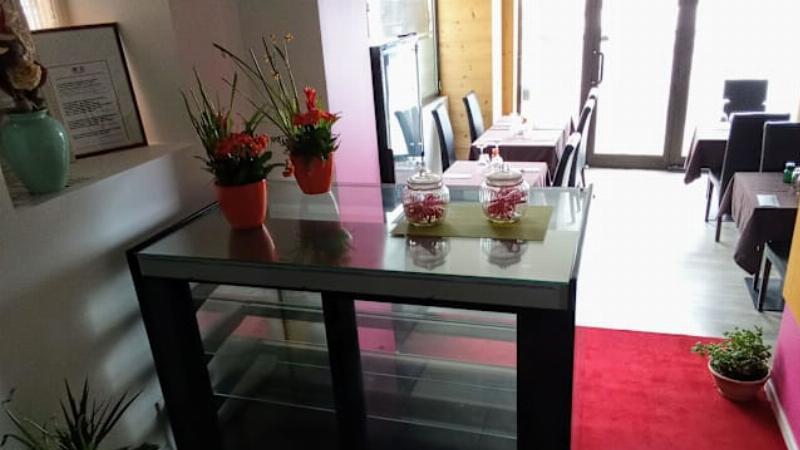 Un intérieur moderne au design français, baigné de lumière naturelle et d'éléments épurés