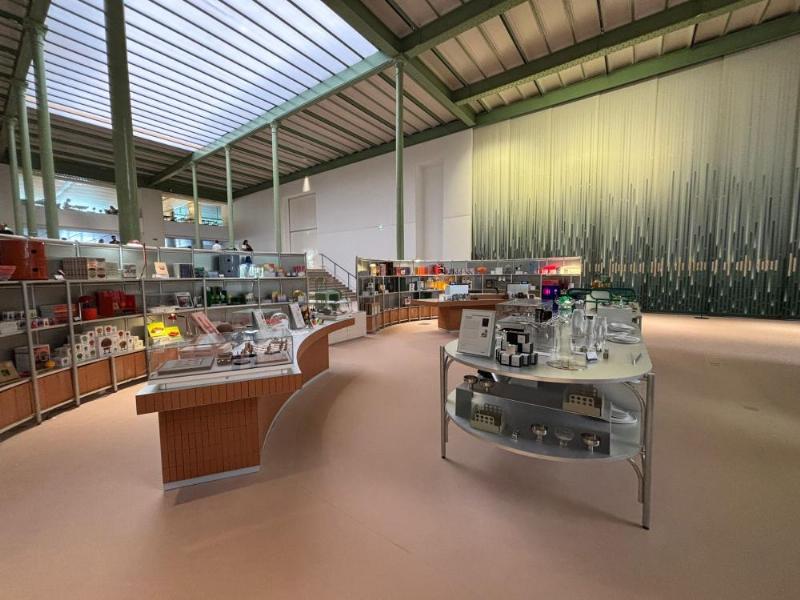 Intérieur majestueux d'un grand magasin parisien de la Belle Époque, avec verrière et escaliers