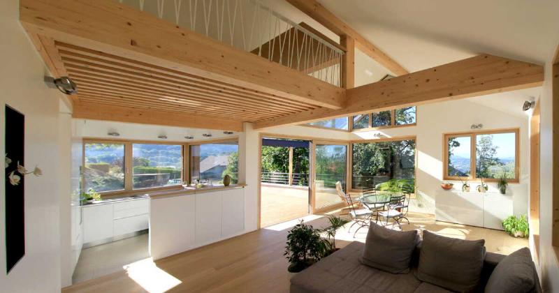 Un intérieur d'architecture de grange moderne avec de grands volumes, un design minimaliste et des ouvertures généreuses vers l'extérieur