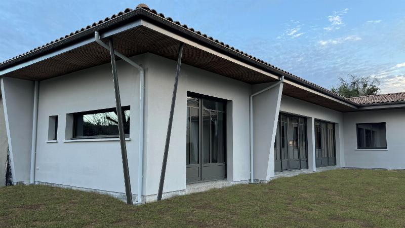 Intérieur d'une maison moderne baigné de lumière naturelle, design minimaliste et fonctionnel