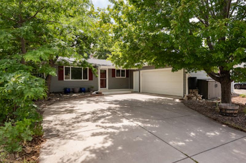 Intérieur d'une maison moderne des prairies avec un plan ouvert et une luminosité abondante