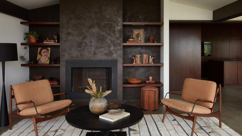 Intérieur d'une maison Mid Century Modern en Californie avec du mobilier design français