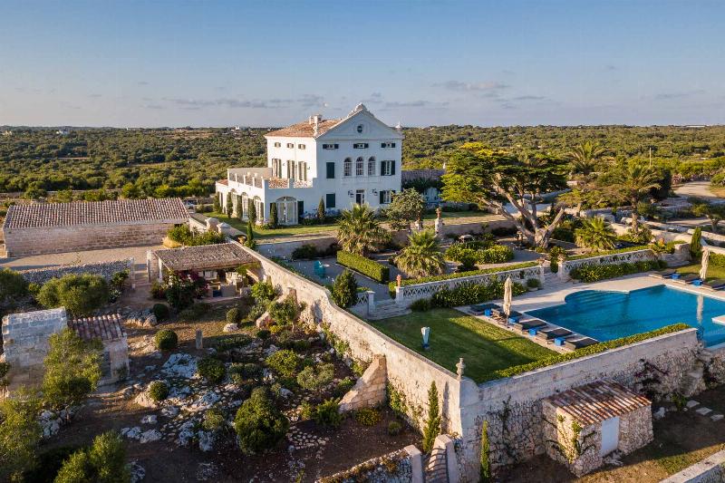 Intérieur minimaliste d'une maison moderne à Cadaqués avec vue sur la mer Méditerranée