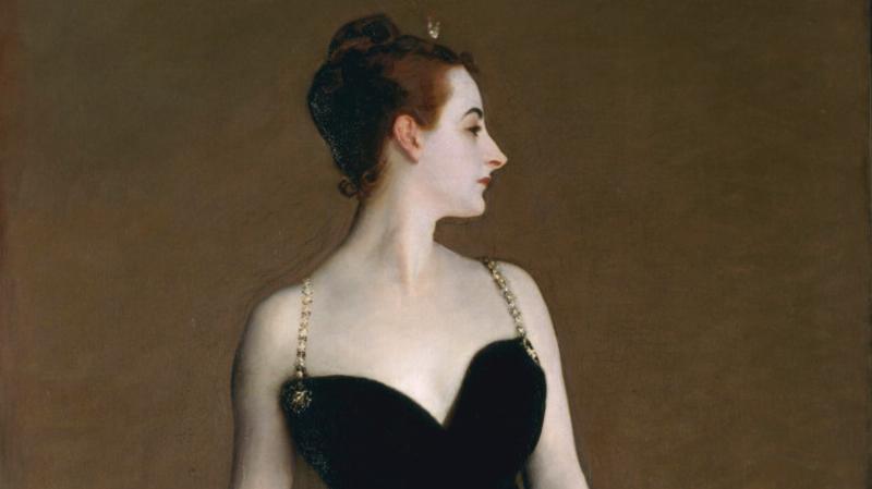 Intérieur du Musée d'Orsay avec des visiteurs admirant les chefs-d'œuvre de la peinture française.