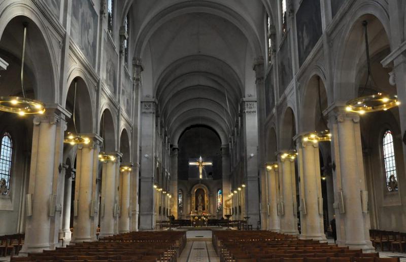 Intérieur de Paris Notre Dame des Champs, vitraux colorés et autel