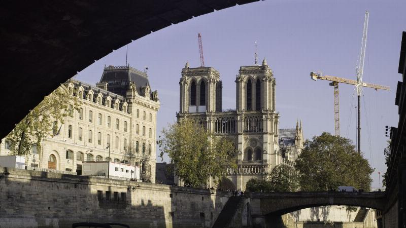 L'intérieur de Notre-Dame de Paris pendant une messe, symbolisant le renouveau et la foi. 