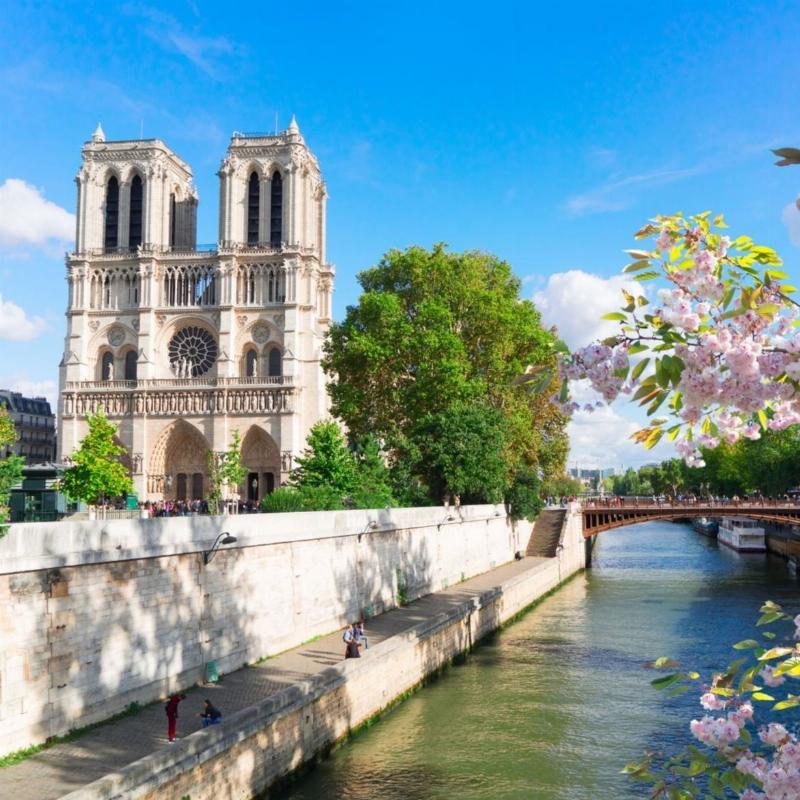 Intérieur de la Cathédrale Notre Dame de Paris représenté virtuellement, avant ou après la reconstruction, dans une expérience immersive