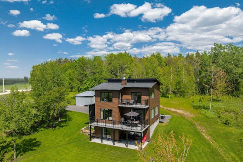 Intérieur d'une villa de luxe moderne en France, baignée de lumière naturelle avec vue sur le jardin