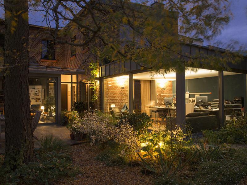 Jardin intégré à une maison moderne, respect de la biodiversité française