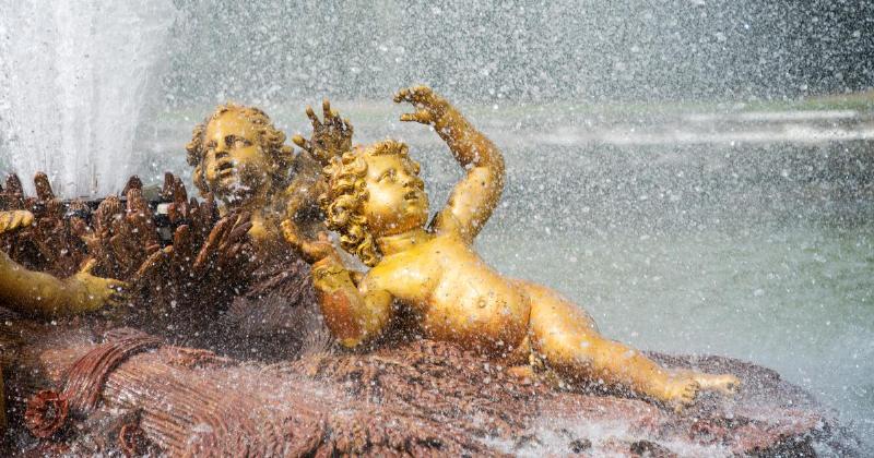 Les magnifiques jardins du Château de Versailles, avec leurs fontaines, bassins et sculptures