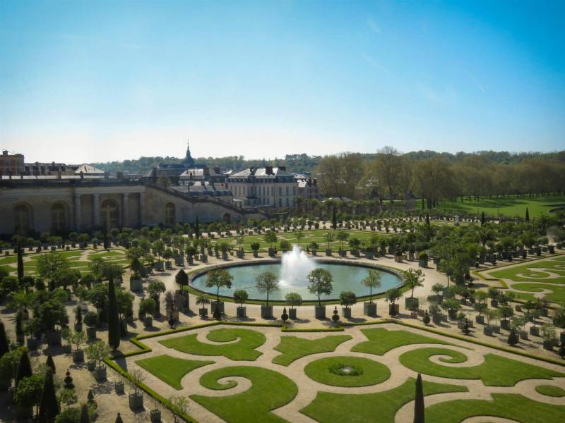 Jardins de Versailles, perspective majestueuse avec fontaines et bosquets pour visite virtuelle