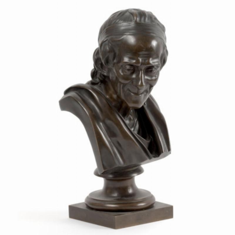 Buste en marbre de Voltaire par Jean-Antoine Houdon, représentant la force intellectuelle des Lumières