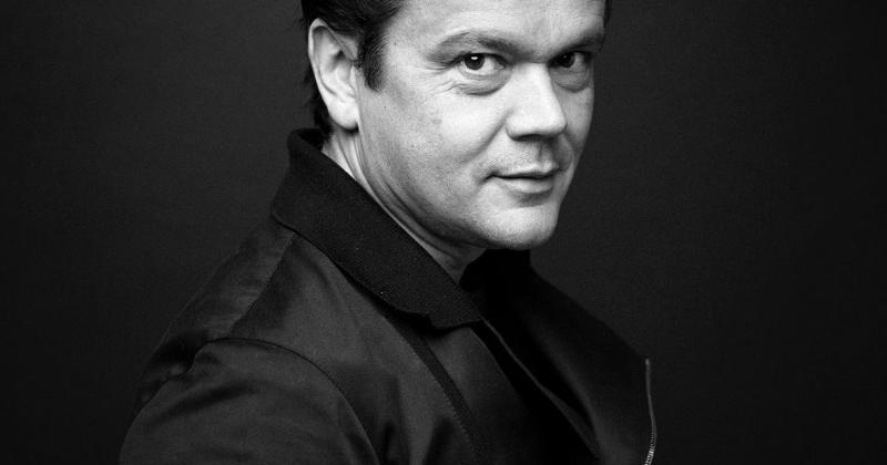 Sculpteur contemporain français Jean-Michel Othoniel, œuvre monumentale en perles de verre soufflé capturant la lumière et l'espace public.