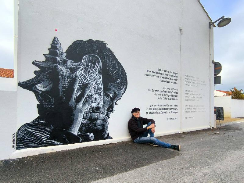 Œuvres de Jef Aérosol, figures en noir et blanc avec flèche rouge, art urbain 